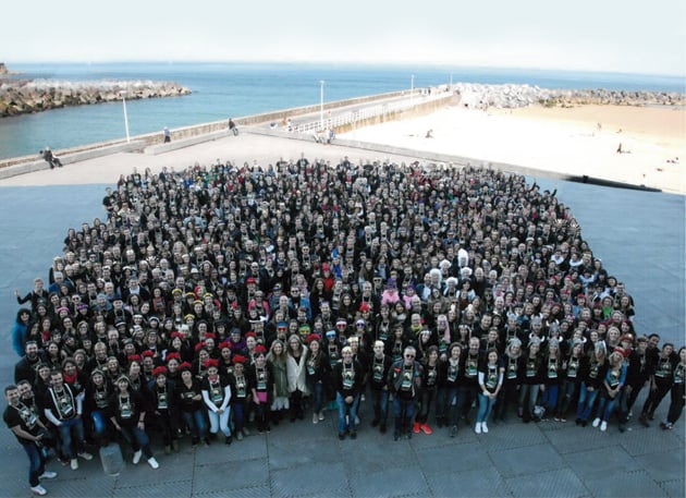 800 cors que bateguen alhora