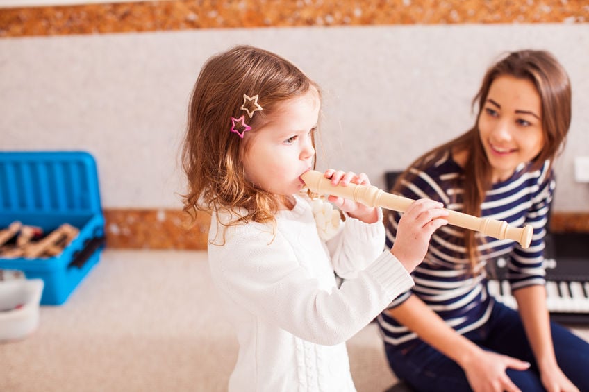 Niña tocando flauta