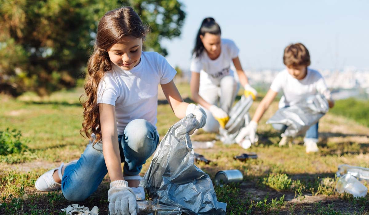 Nina-recogiendo-basura