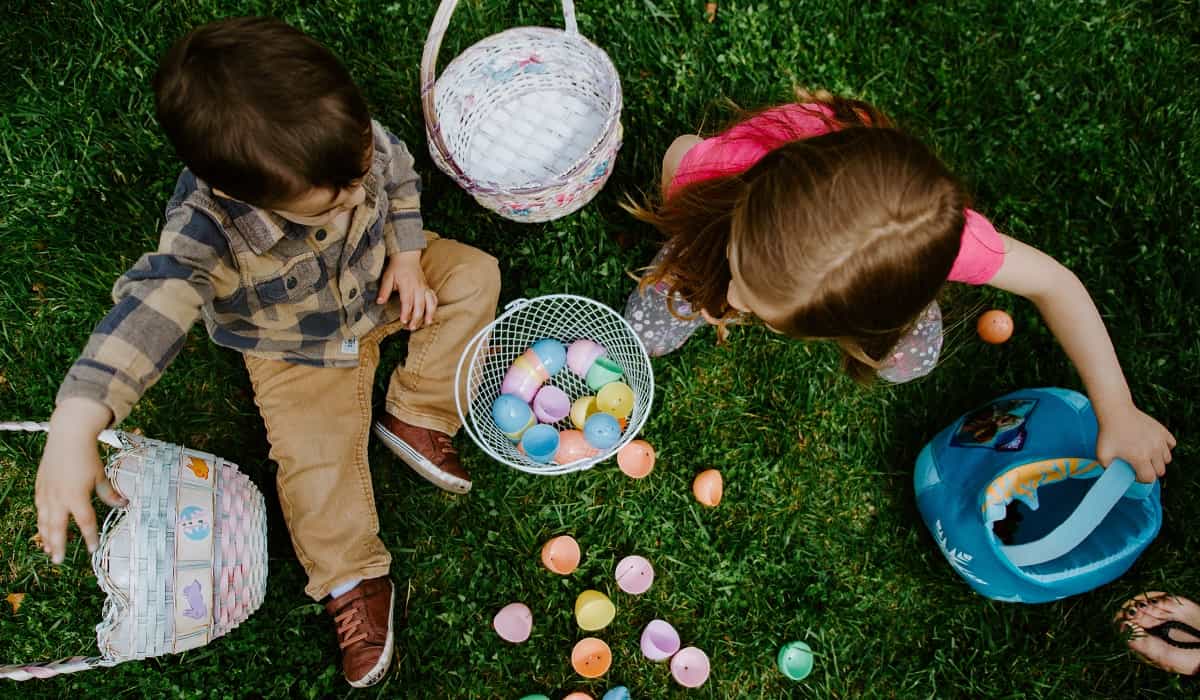 Niños buscando huevos de pascua