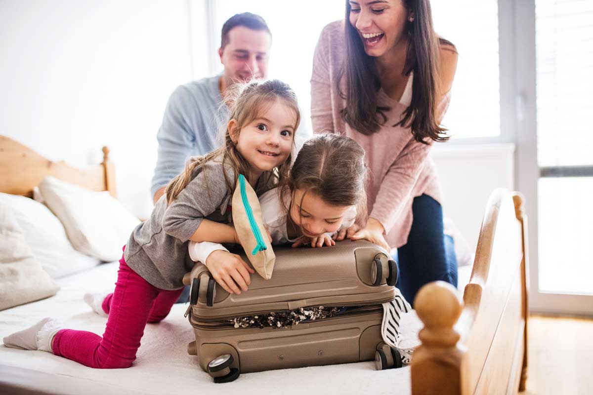 Viajar con niños: ¿Qué deben llevar nuestros hijos en su maleta?